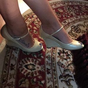 Louis Vuitton off white pearl wedges